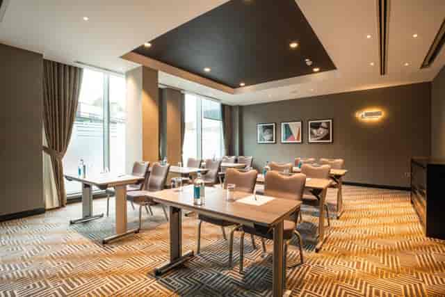 Modern DoubleTree by Hilton Woking classroom meeting room for corporate workshops and board meetings.