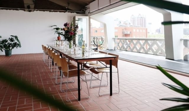 Modern event space in Het Industriegebouw for corporate dinners and networking receptions.