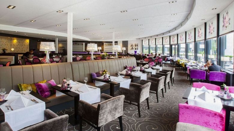 Hotel Rotterdam-Nieuwerkerk dining space with floor-to-ceiling windows for corporate events.