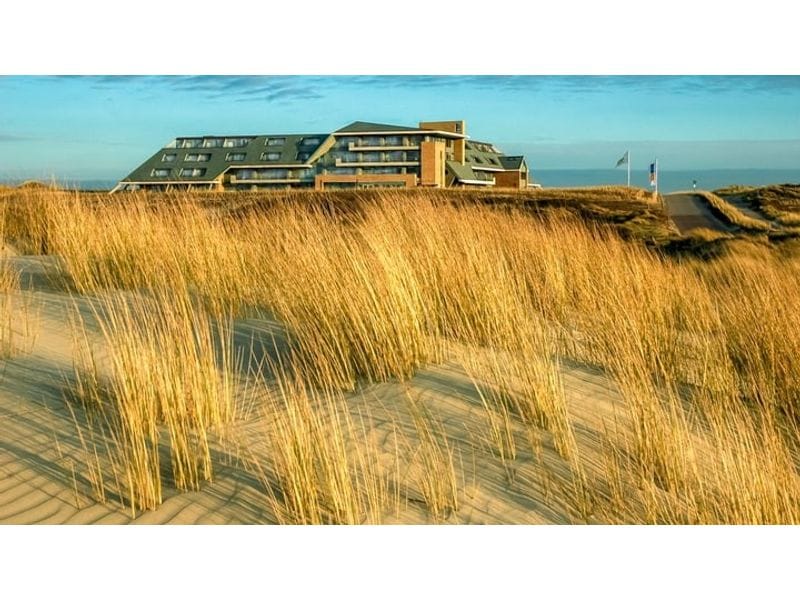 Luxury suite at Paal 8 Hotel aan Zee: coastal retreat for strategic planning and business meetings.
