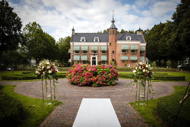 Luxury outdoor wedding ceremony setup at Landhuis de Oliphant garden.