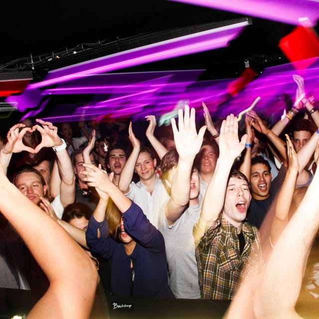 Lively crowd at TOFFLER club with dynamic lighting for corporate events and private parties.
