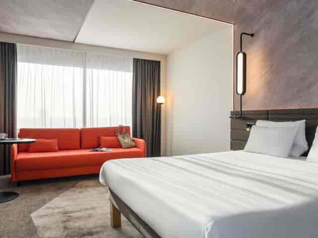 Modern Accor hotel conference room with workspace for business meetings and corporate events.