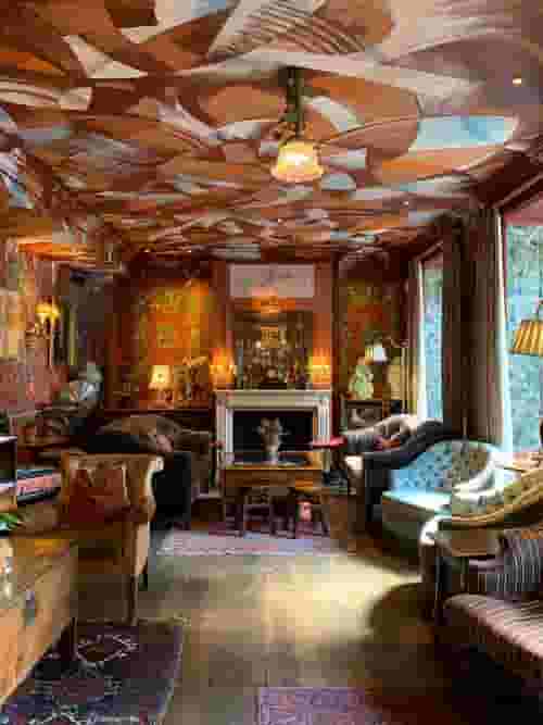 Cocktail lounge