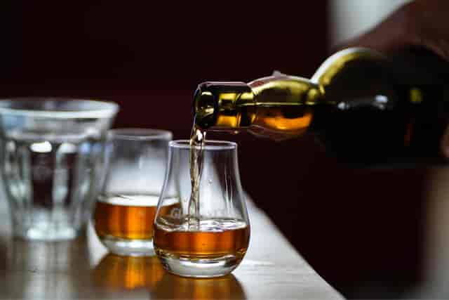 Whisky Lounge VIP networking event featuring premium spirits tasting.