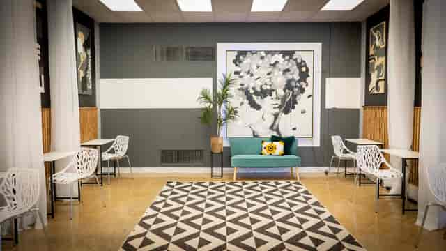 POLARIS BHM breakout studio with stylish seating, ideal for podcast recording and team meetings.