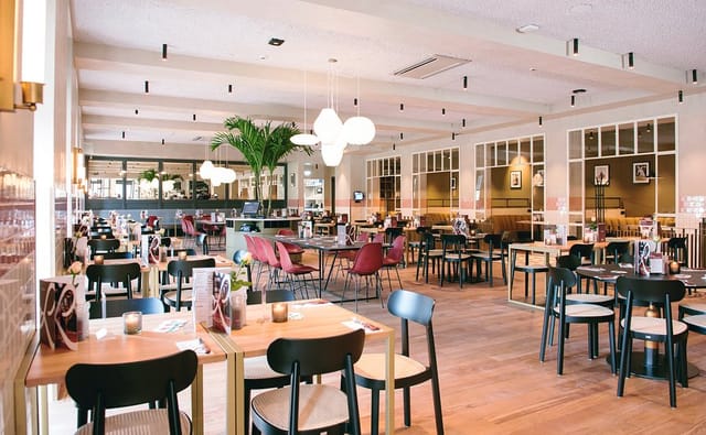 Loetje banquet hall with open layout for corporate networking mixers and event sessions.