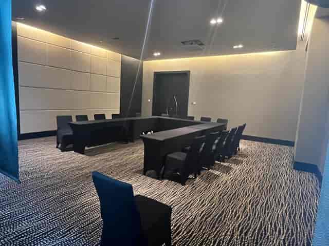 Sofitel Abu Dhabi Marble Room: modern meeting space for corporate events with sleek furnishings.