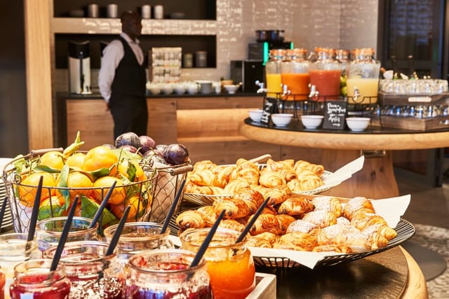 Continental breakfast catering setup at Steigenberger Hotel München for corporate events.