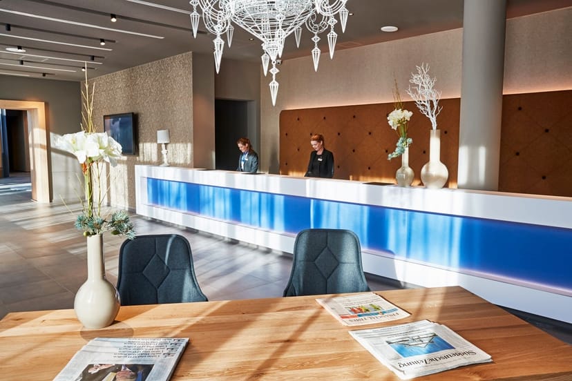 Modern Steigenberger Hotel Munich lobby with reception for business conferences and networking.