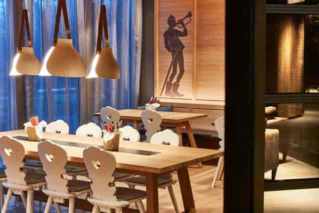 Alpine-style hotel lounge at Steigenberger München for intimate breakout sessions and dinners.