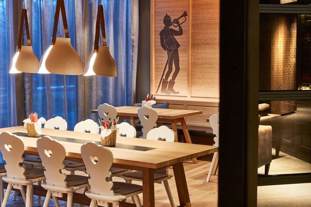 Alpine-style hotel lounge at Steigenberger München for intimate breakout sessions and dinners.