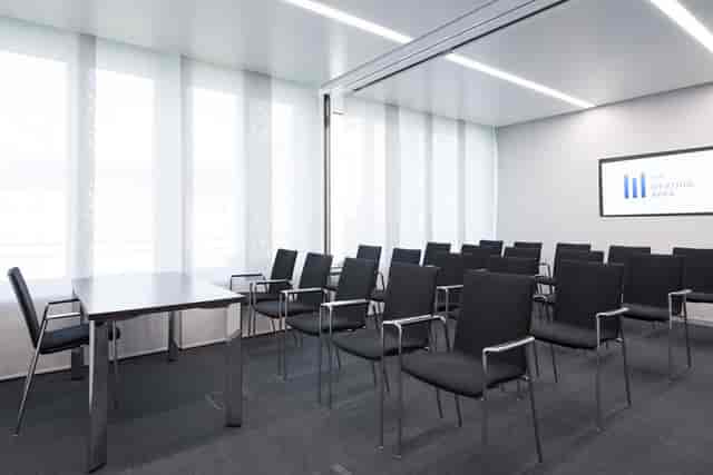 Classroom-style training room at hbw ConferenceCenter with modern AV for corporate workshops.