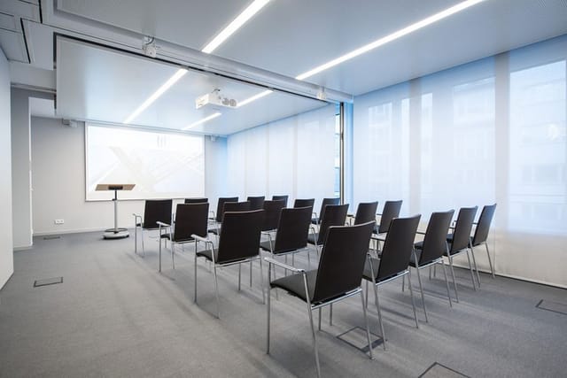 Modern theater-style Münchner Saal for corporate presentations and training sessions.