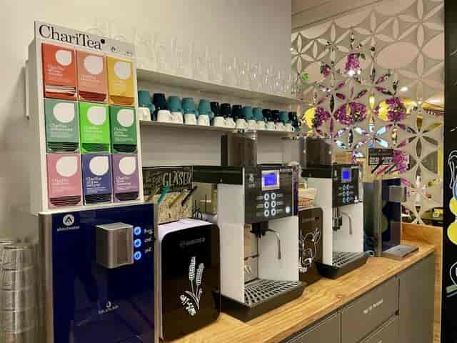Branded self-service refreshment station at Zugspitze for corporate events and workshops.