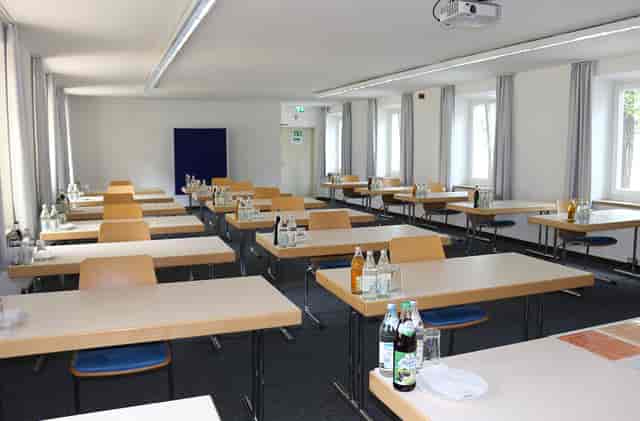 Classroom-style breakout room at Kolpinghaus Munich for corporate workshops and training sessions.