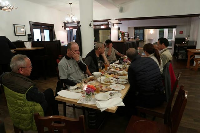 Networking event in Familienstube at Tagungszentrum Kolpinghaus München, casual business meeting.