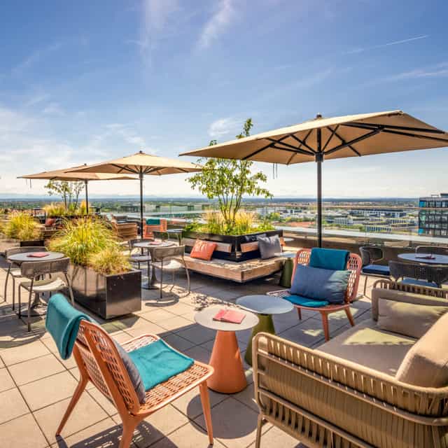 Rooftop terrace in Fitzroy Munich: open-air breakout space and cocktail reception venue.