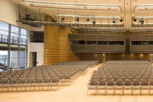 ICM Munich Saal 1 theater-style plenary hall with rigging for large-scale corporate events.