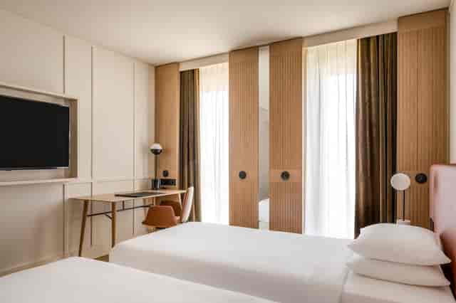 Modern Munich Marriott City West hotel room with workspace for business travel and conferences.