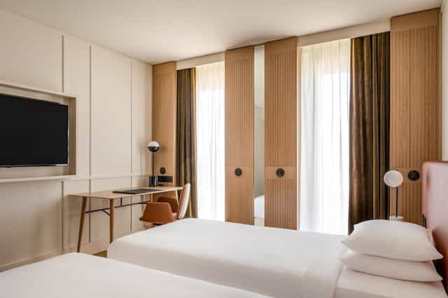 Modern Munich Marriott City West hotel room with workspace for business travel and conferences.