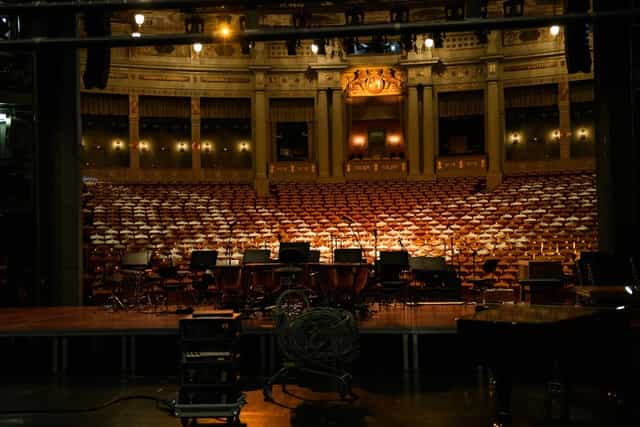 Großes Haus theater stage with classic seating, ideal for corporate keynotes and orchestral events.