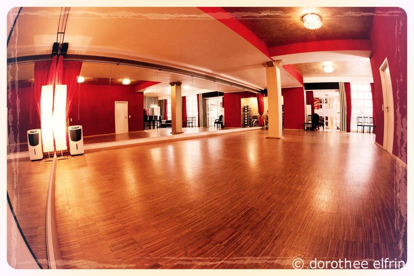 Mirrored studio space in Rennsalon for fitness classes and wellness workshops.