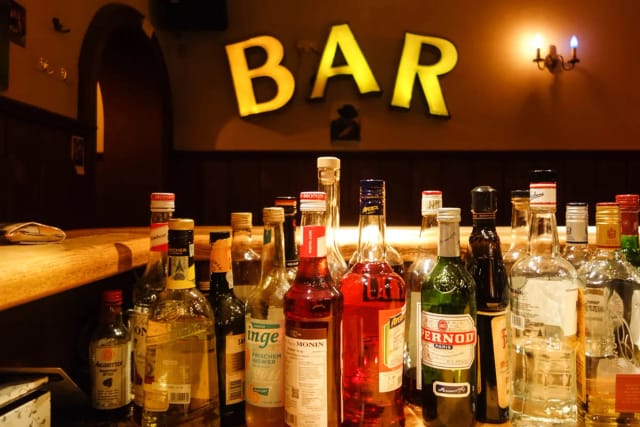 Classic bar at Rennsalon, perfect for evening receptions and networking events.