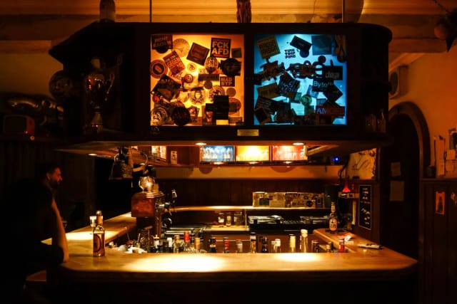 Rennsalon bar with edgy backlighting for intimate networking and alternative corporate events.