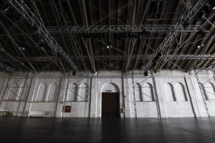 Industrial event venue with high ceilings, perfect for customizable conferences and gala events.