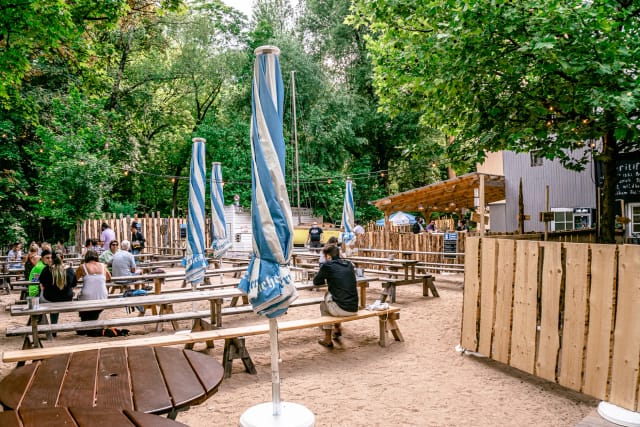 Root Cellar Praterinsel: Rustic outdoor venue for conference networking and breakout sessions.