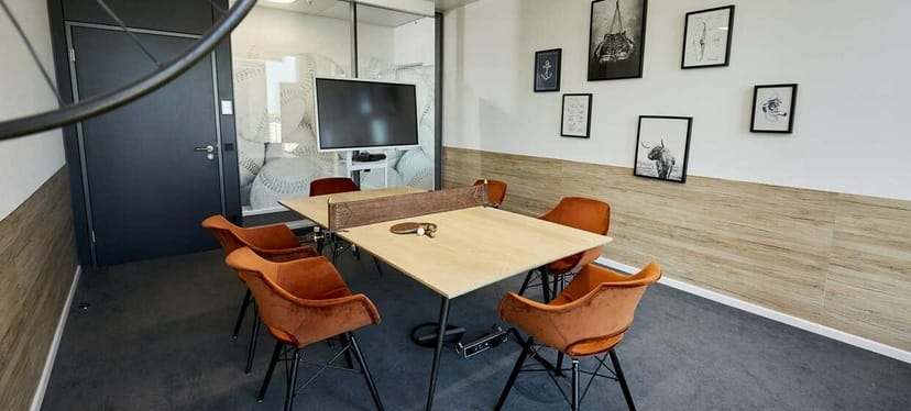 Raum Scribble hybrid meeting space with ping-pong desk for brainstorming and team-building events.
