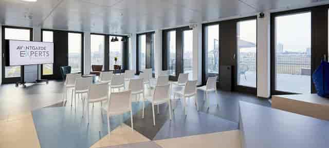 Modern DECK7 workshop room with floor-to-ceiling windows for corporate events and team meetings.