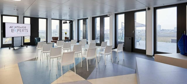 Modern DECK7 workshop room with floor-to-ceiling windows for corporate events and team meetings.