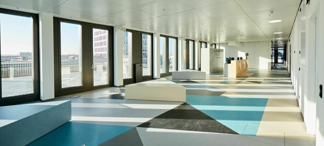 Modern DECK7 lobby with modular seating, ideal for corporate event registration and networking.