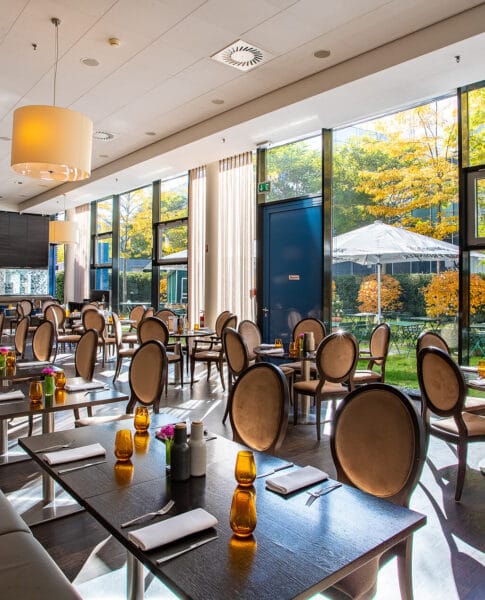 Bright meeting room with natural light for corporate events and workshops at elaya hotel Munich.