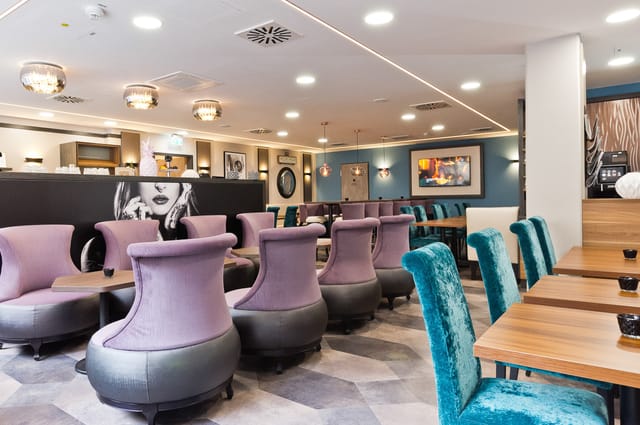 Modern meeting room lounge for corporate networking and breakout sessions at elaya hotel Munich.