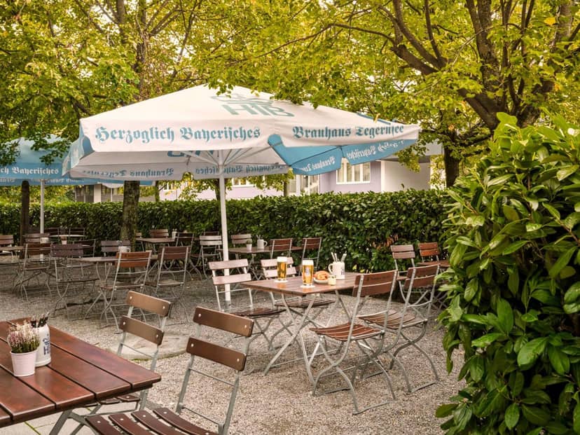 Outdoor garden restaurant at Flemings Hotel München for networking and corporate events.
