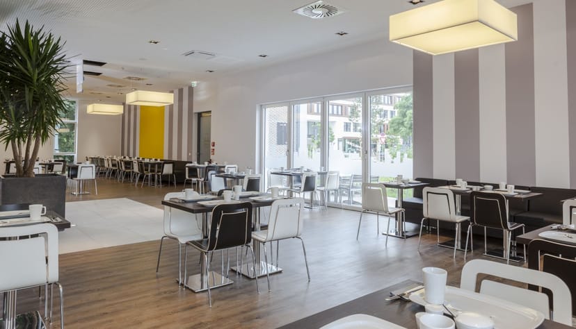 Modern business lounge with modular seating for corporate events and networking in Munich.
