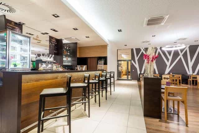 Modern business lounge at Star G Hotel Munich, ideal for corporate networking and event breakouts.