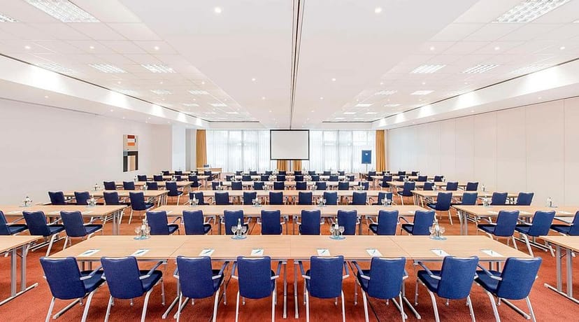 Classroom-style conference room at NH München Ost for business meetings and corporate presentations.