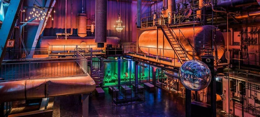Kleine Lokhalle in Motorworld München: Industrial-chic event venue with dramatic architectural lighting.
