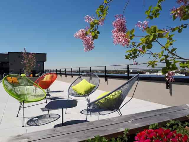 Modern outdoor garden lounge at THE FLAG München for networking and corporate cocktail events.