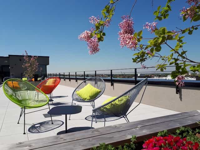 Modern outdoor garden lounge at THE FLAG München for networking and corporate cocktail events.