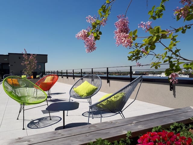 Modern outdoor garden lounge at THE FLAG München for networking and corporate cocktail events.