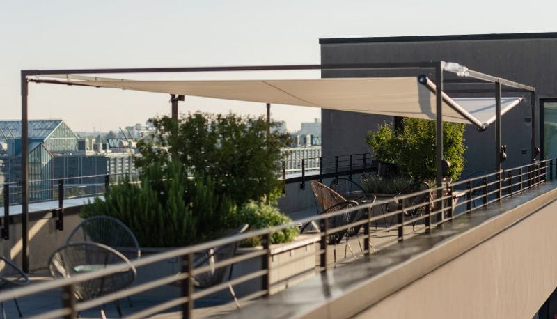 Modern rooftop networking lounge at The Flag München, perfect for VIP corporate events.
