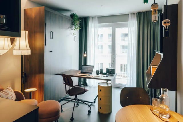 Modern coworking space in Revo Munich featuring modular furniture for business travel and remote work.