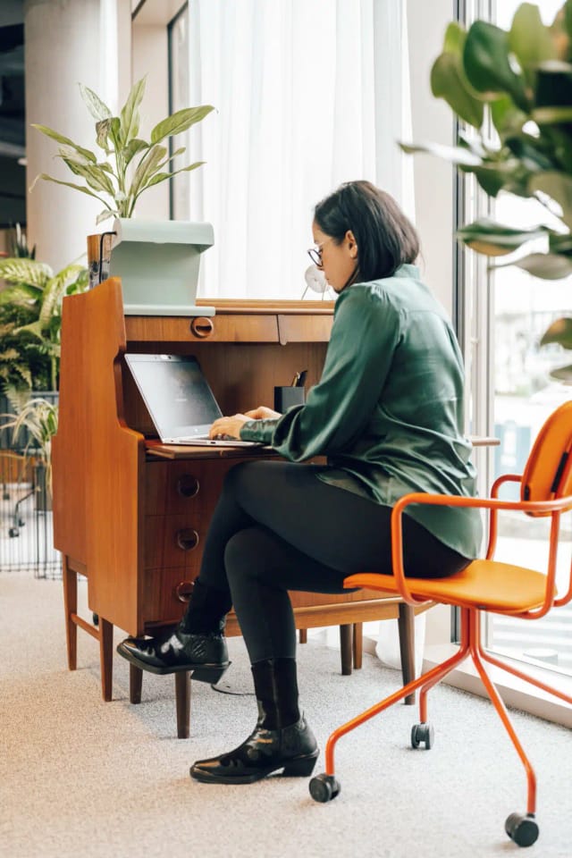 Co-working space at Revo Munich with modern desk setup, ideal for business conference productivity.
