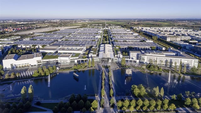 Messe München trade fair center: expansive industrial exhibit halls for large-scale exhibitions.