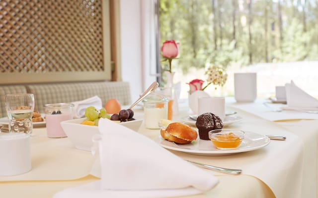 Intimate hotel breakfast setup for boutique VIP meetings and executive retreats.
